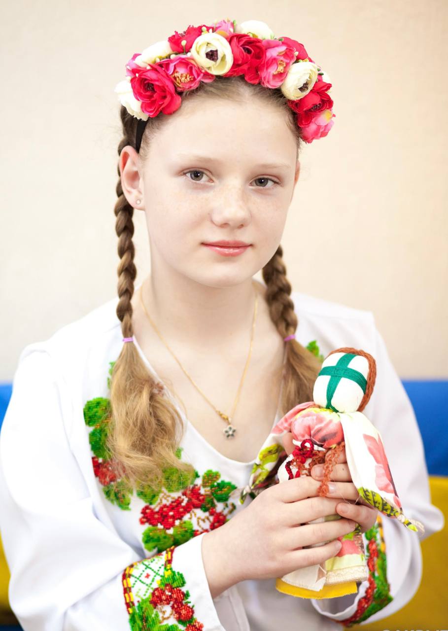 Краса вишиванки в об'єктиві: для дітей переселенців з Маріуполя у Києві провели святкову фотосесію