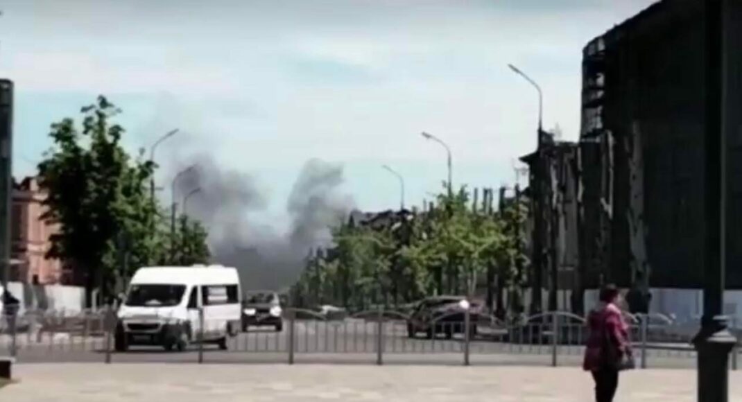 "Маріуполь палає. Жителі окупованого міста злякалися вибухів та хмар диму", - міськрада