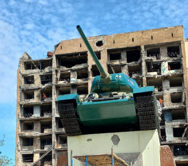 В окупованому Маріуполі пофарбували танк на фоні руїн: фото