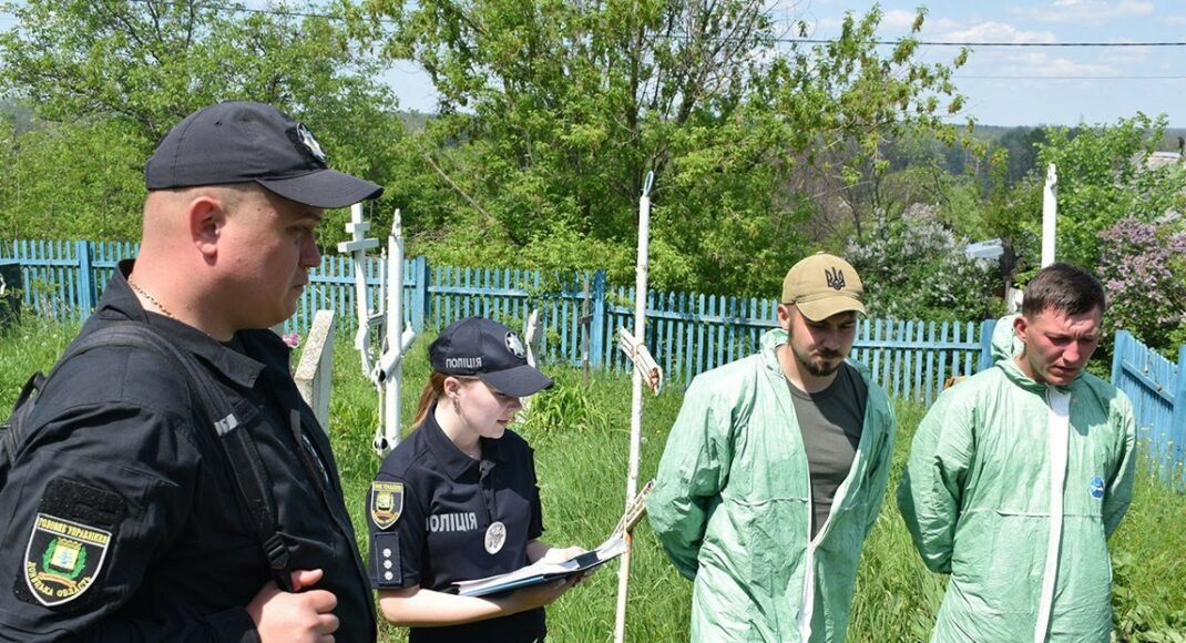 Біля Святогірська поліція ексгумувала тіла літнього чоловіка та неповнолітньої дівчини