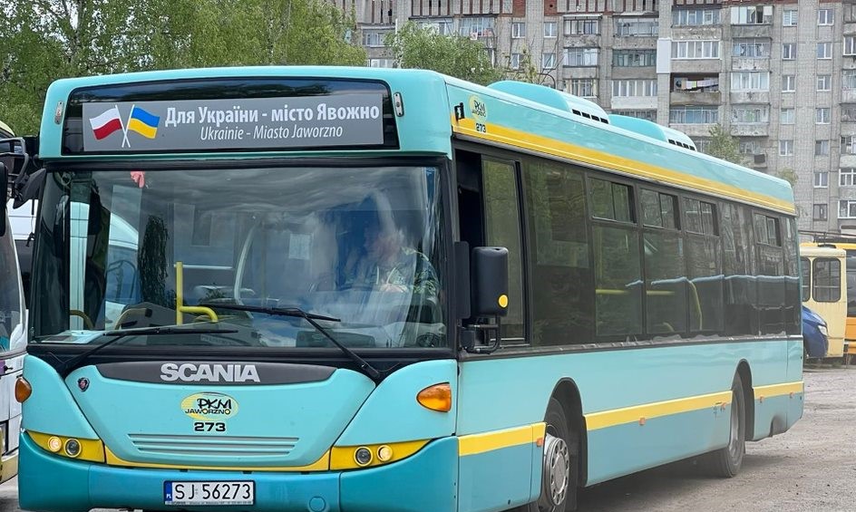 Центри "Я – Маріуполь" безкоштовно отримали автобуси з Польщі для гуманітарних потреб