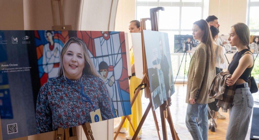 "Історії, що надихають": у Києві презентували виставку проєкту "Портрети Маріуполя"