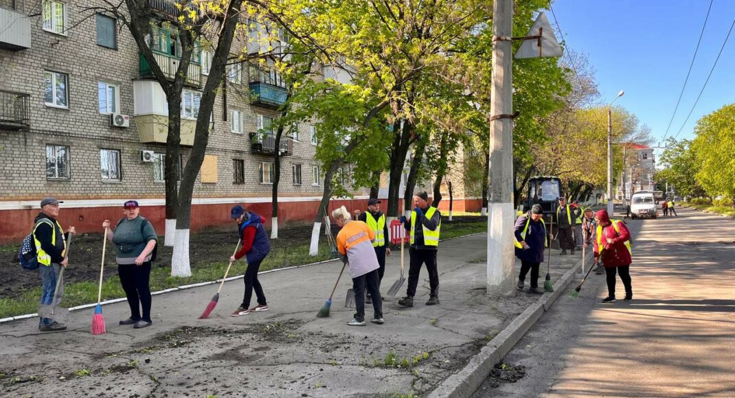 У Краматорську комунальники ліквідовують наслідки ракетного удару росіян цієї ночі