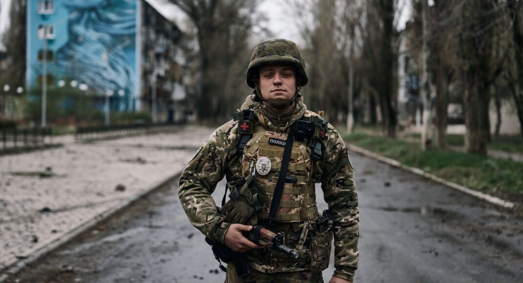 "Щодня ми бачимо, як росія руйнує наше місто": 22-річний поліцейський розповів, як під обстрілами рятує людей з Авдіївки (відео)