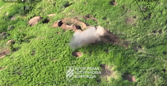 Українські військові показали пряме влучання в окопи ворога під Бахмутом: відео