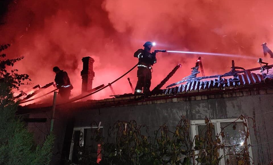 Протягом минулої доби рятувальники Донеччини ліквідували 7 пожеж на території області, 4 - через обстріли
