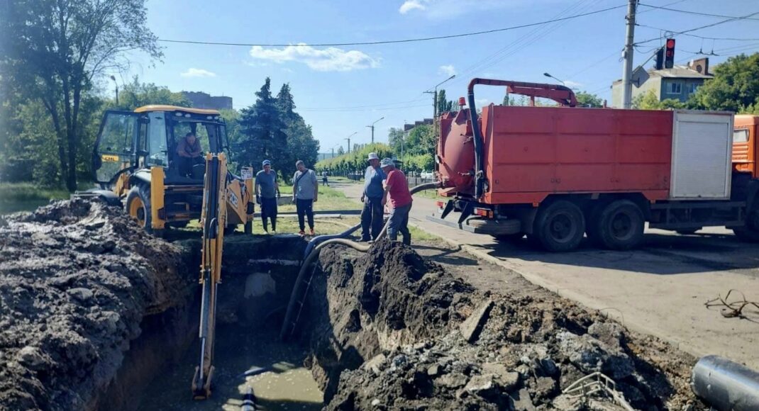 У Краматорську за підтримки Червоного Хреста замінюють каналізаційні комунікації