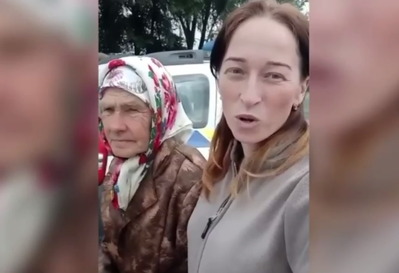 Полицейские эвакуировали 80-летнюю женщину с Луганщины к дочери в другой регион Украины