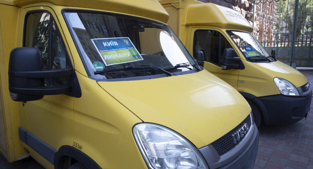 Київ передав деокупованим Святогірську та Лиману 2 автомобілі та гуманітарну допомогу: фото
