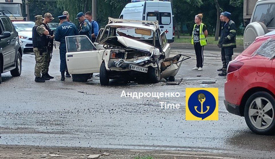 У Маріуполі вантажівка окупантів наїхала на легкове авто: відео
