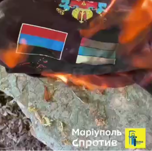 Мариупольцы сжигают символы государства-террориста и сопротивляются оккупации: видео