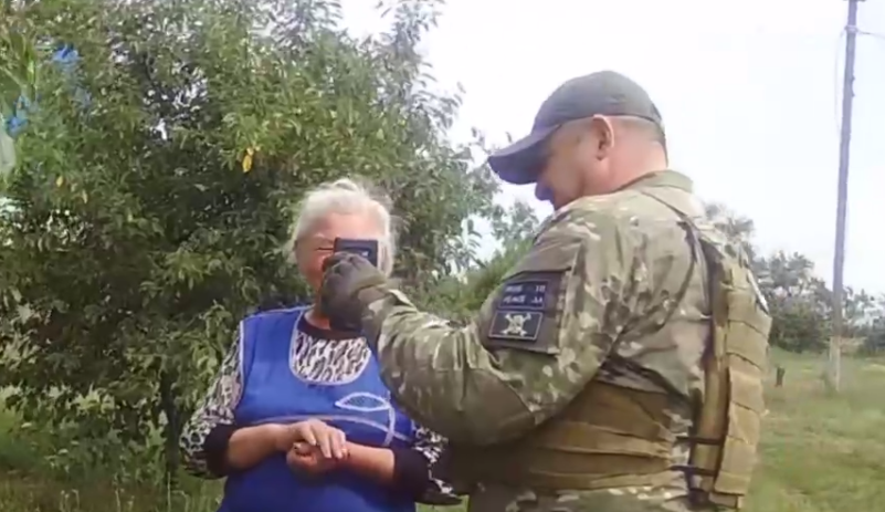 Полицейские Луганской области показали, как жители освобожденных территорий области общаются по видеосвязи с родными (видео)