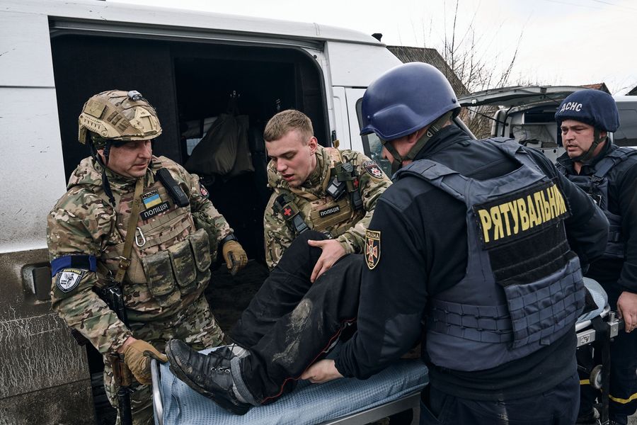 22-річний поліцейський і парамедик, розповів як під обстрілами рятує людей з Авдіївки: відео