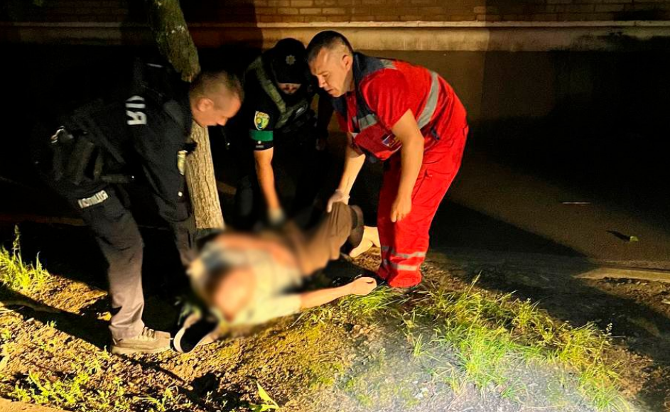В Славянске среди ночи патрульные обнаружили мужчину без сознания и передали его медикам: фото