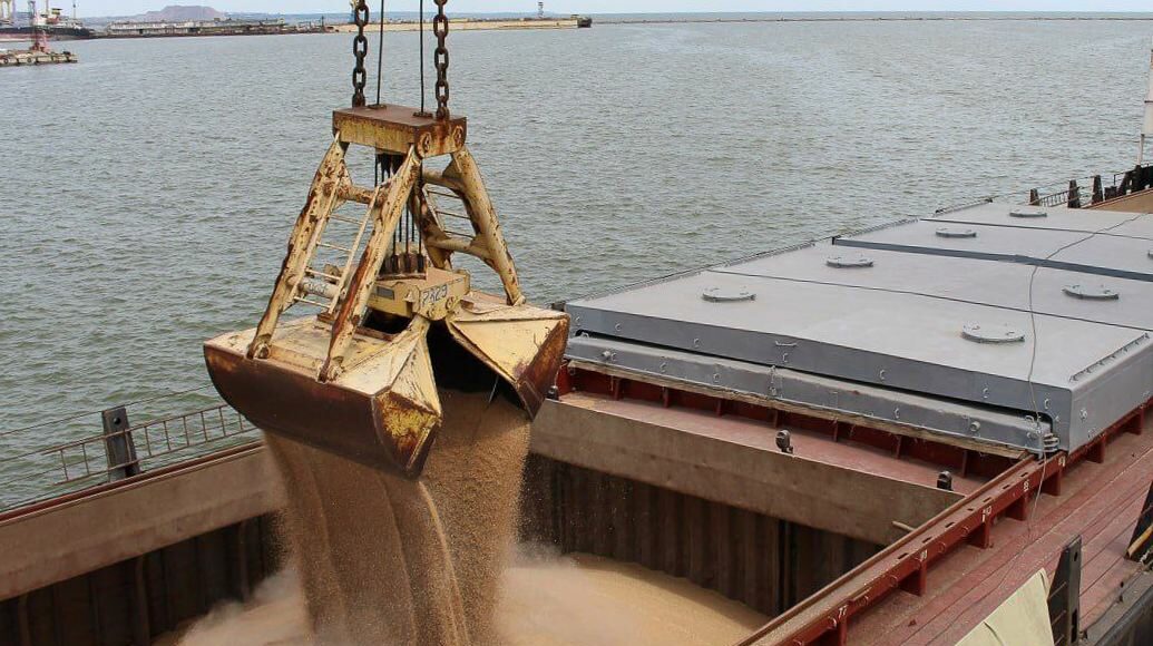 Оккупанты продолжают вывозить зерно из Мариуполя в рф