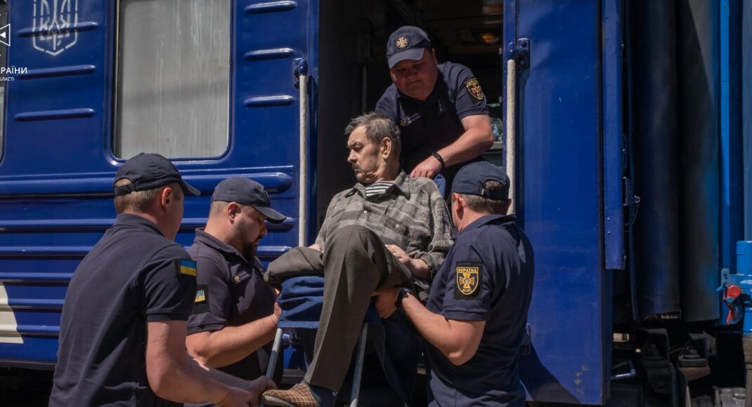 Рятувальники продовжують допомагати евакуйовувати людей з Донеччини