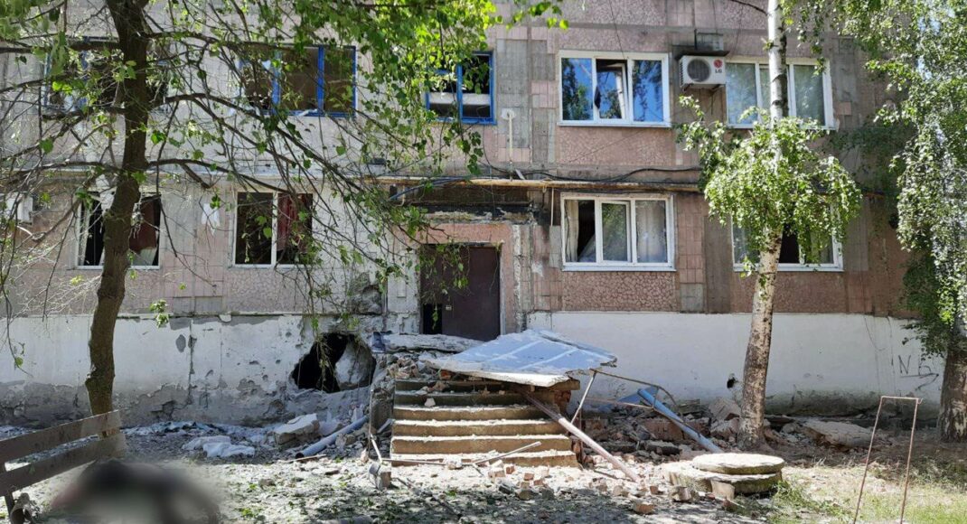 На Донеччині окупанти вдарили по дитячому майданчику, травмувавши двох підлітків, — поліція