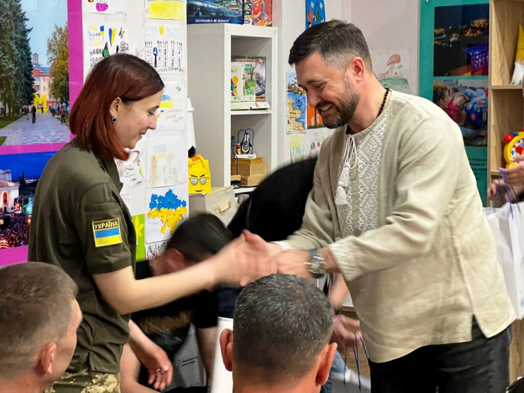 у Львові захисникам Маріуполя дали телефони