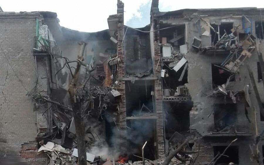 Російські окупанти завдали авіаудару по Авдіївці: у житловому кварталі є поранені