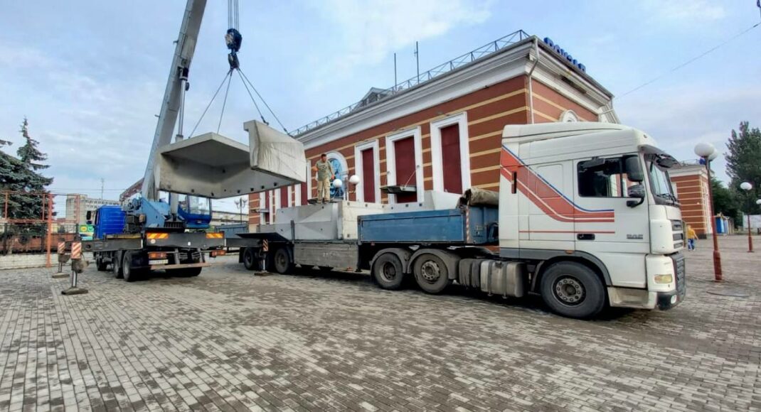 У Краматорську почали встановлювати мобільні укриття для великих скупчень людей
