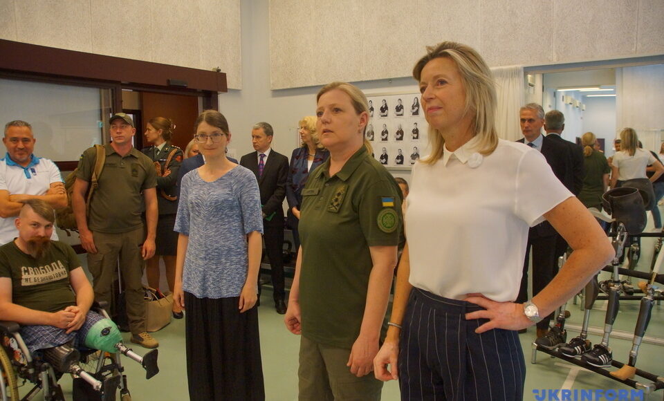 Глава Мінветеранів Лапутіна відвідала бійців, які проходять реабілітацію у Нідерландах