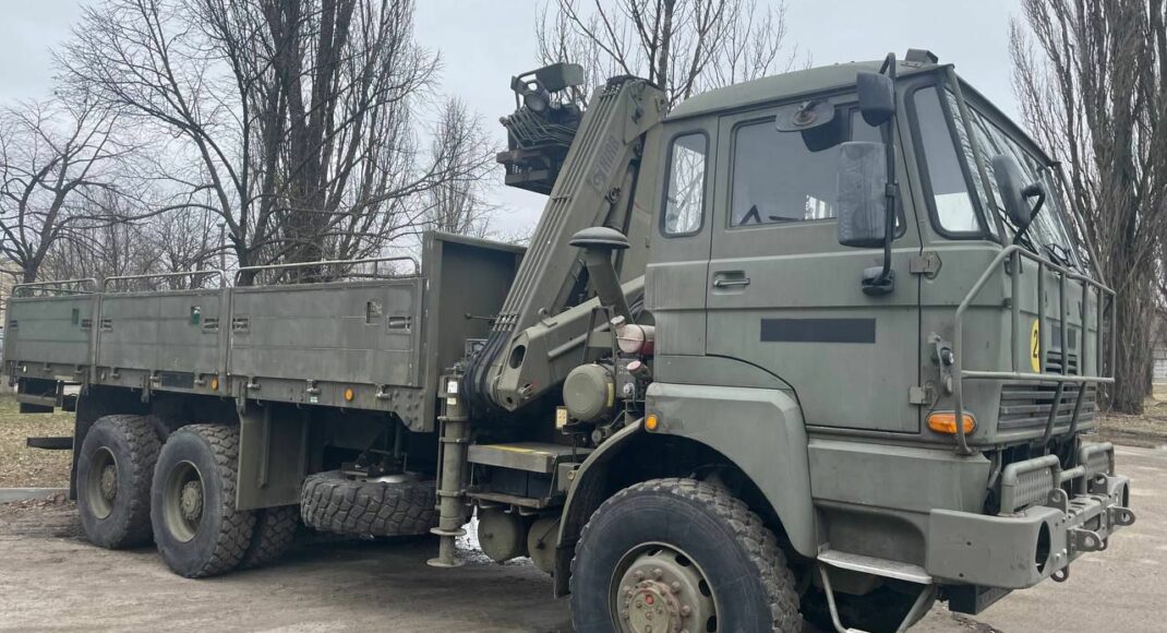 Центри Маріуполя з міжнародними партнерами передають автомобілі на передову