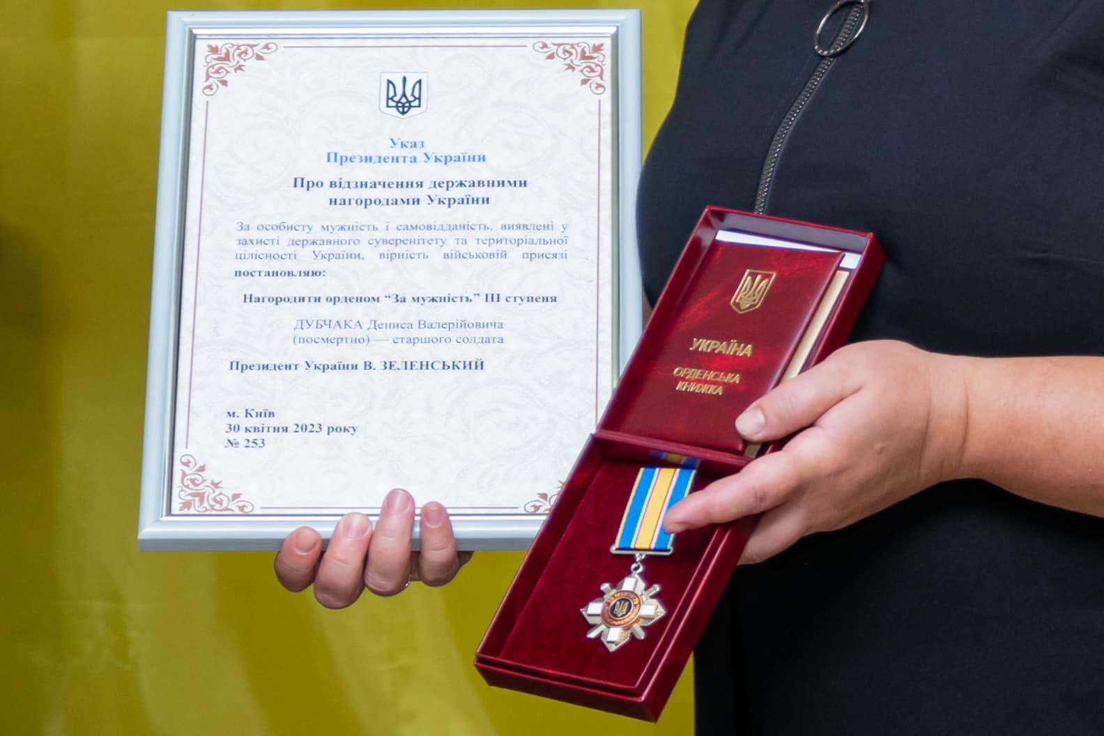 Матері полеглого під Бахмутом воїна-прикордонника вручили орден "За мужність"