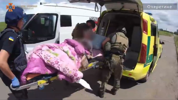 Из Авдеевки вывезли двух пожилых людей в медицинское учреждение: видео