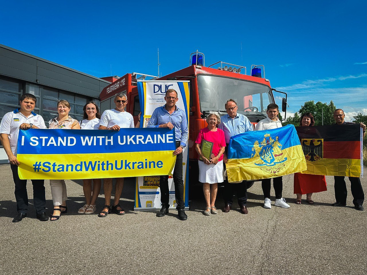 Представники німецько-українського товариства передали пожежний автомобіль рятувальникам на Донеччині