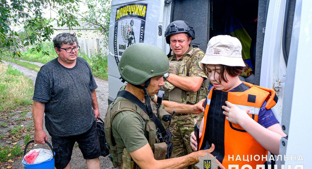 Полицейские вывезли с линии огня в Донецкой области 11-летнего Влада, его маму и собаку: видео