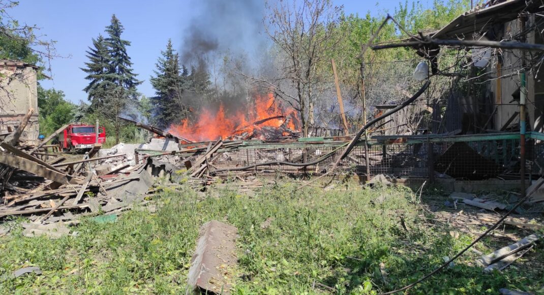 У Торецьку загорілися споруда і гараж через ворожі обстріли