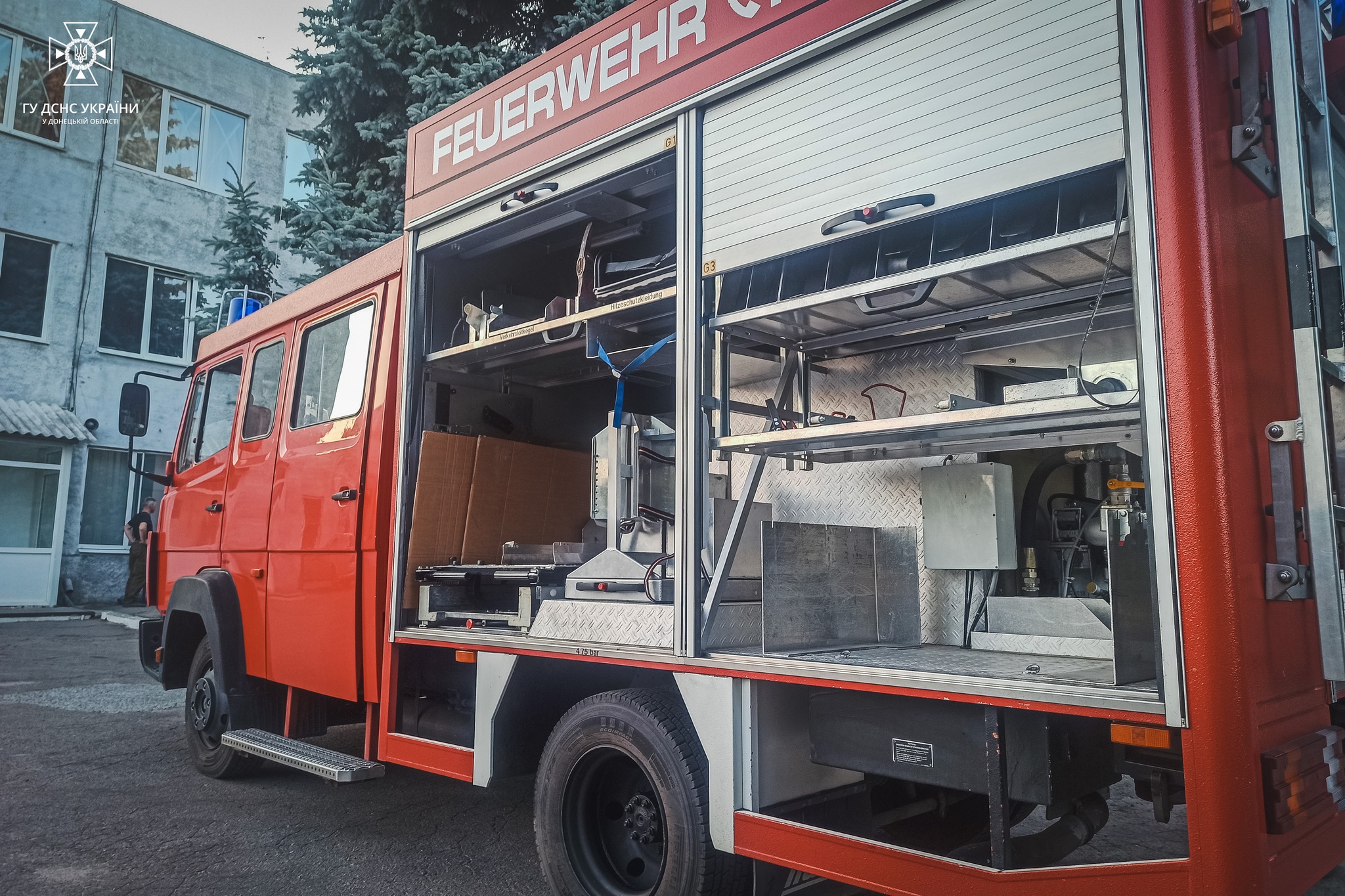 Представники німецько-українського товариства передали пожежний автомобіль рятувальникам на Донеччині