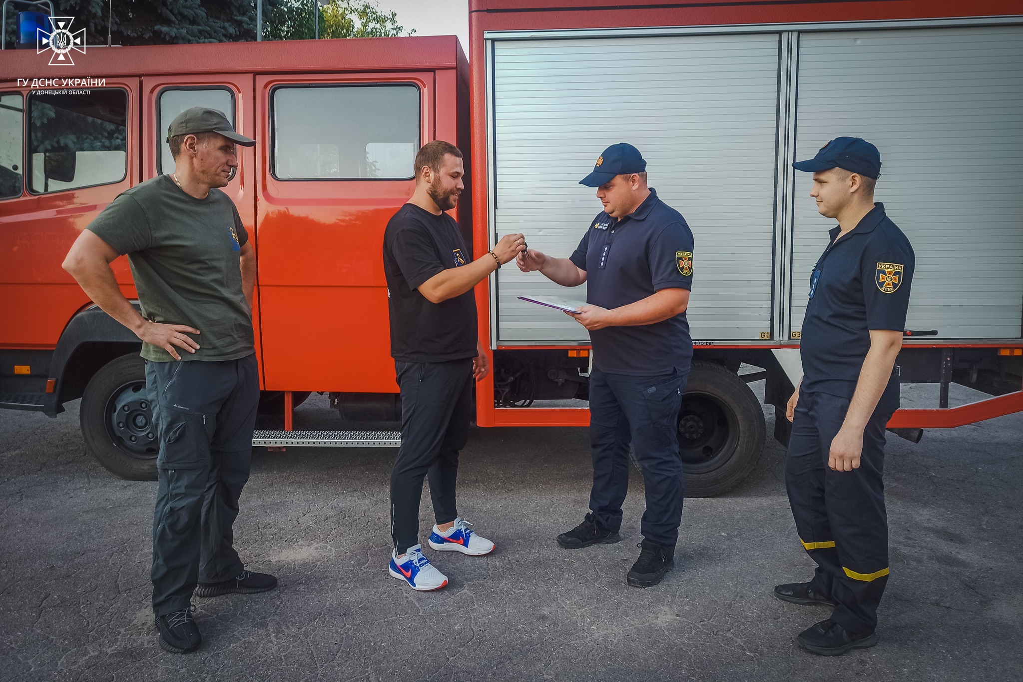Представники німецько-українського товариства передали пожежний автомобіль рятувальникам на Донеччині