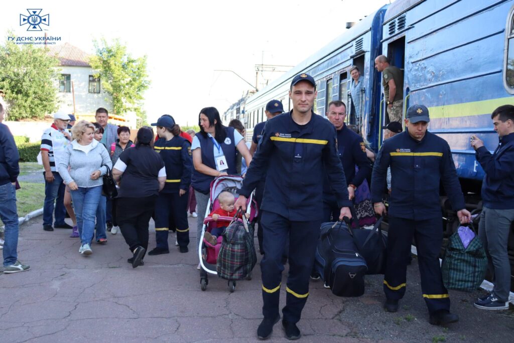 Потягом з Донеччини евакуювали на Житомирщину чергову групу дітей та дорослих: фото