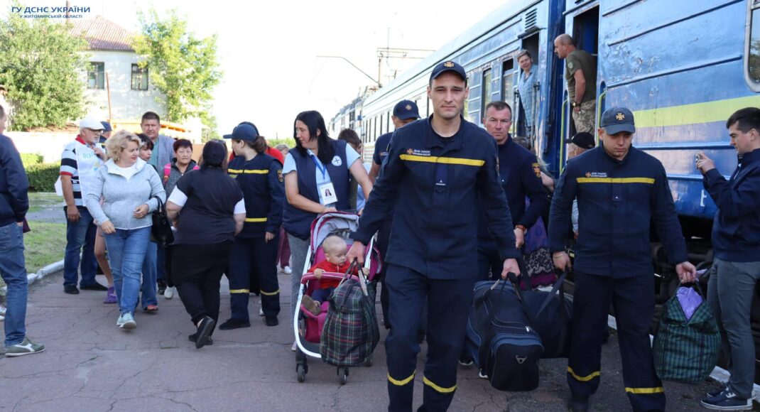Поездом из Донецкой области эвакуировали на Житомирщину очередную группу детей и взрослых: фото