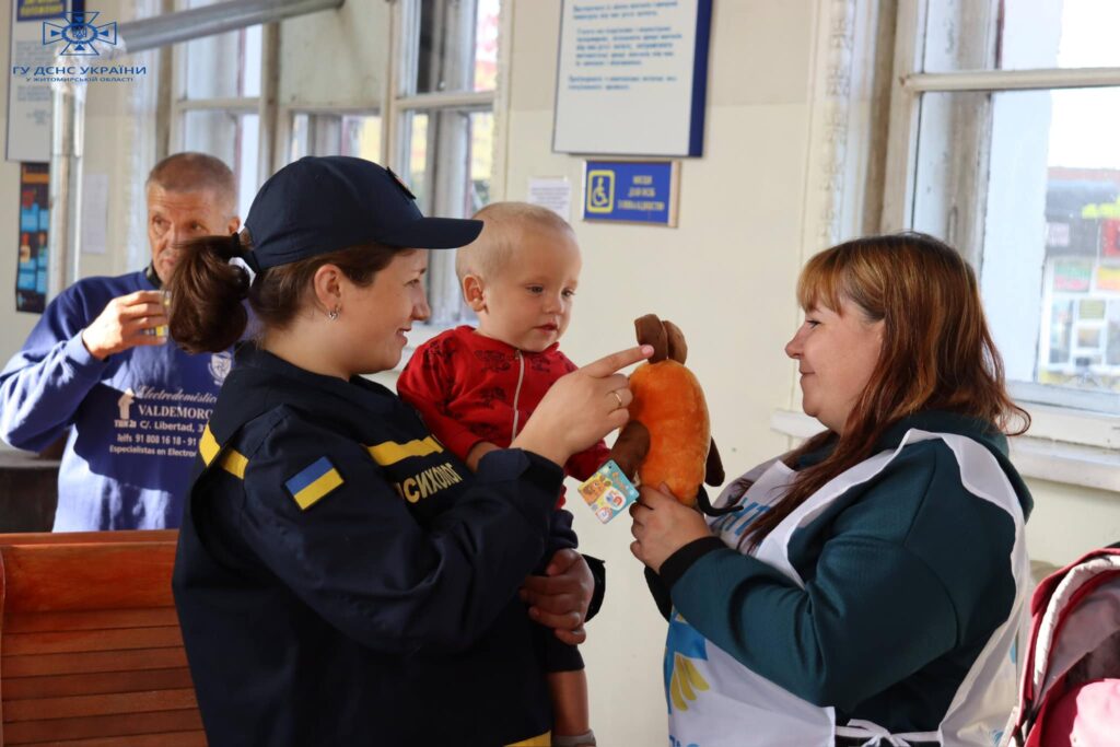 Потягом з Донеччини евакуювали на Житомирщину чергову групу дітей та дорослих