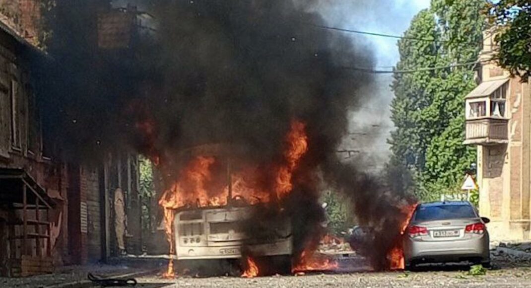 В центре оккупированного Донецка "прилеты": сгорел автобус и автомобили, погиб 1 человек, - соцсети (видео)