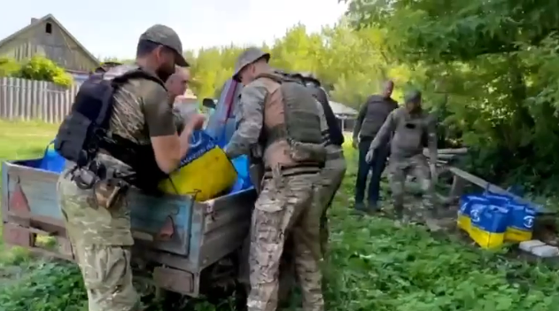 Полицейские доставили еще один гуманитарный груз в деоккупированные села Луганщины: видео