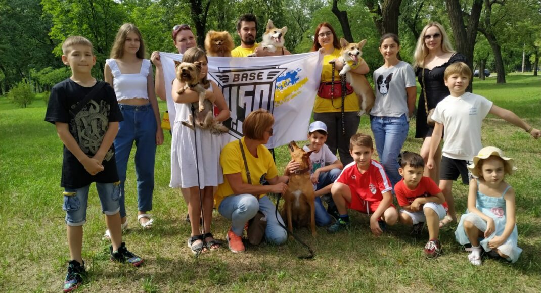 Маленькие мариупольцы в Киеве занимаются психологической реабилитацией с четвероногими друзьями: фото