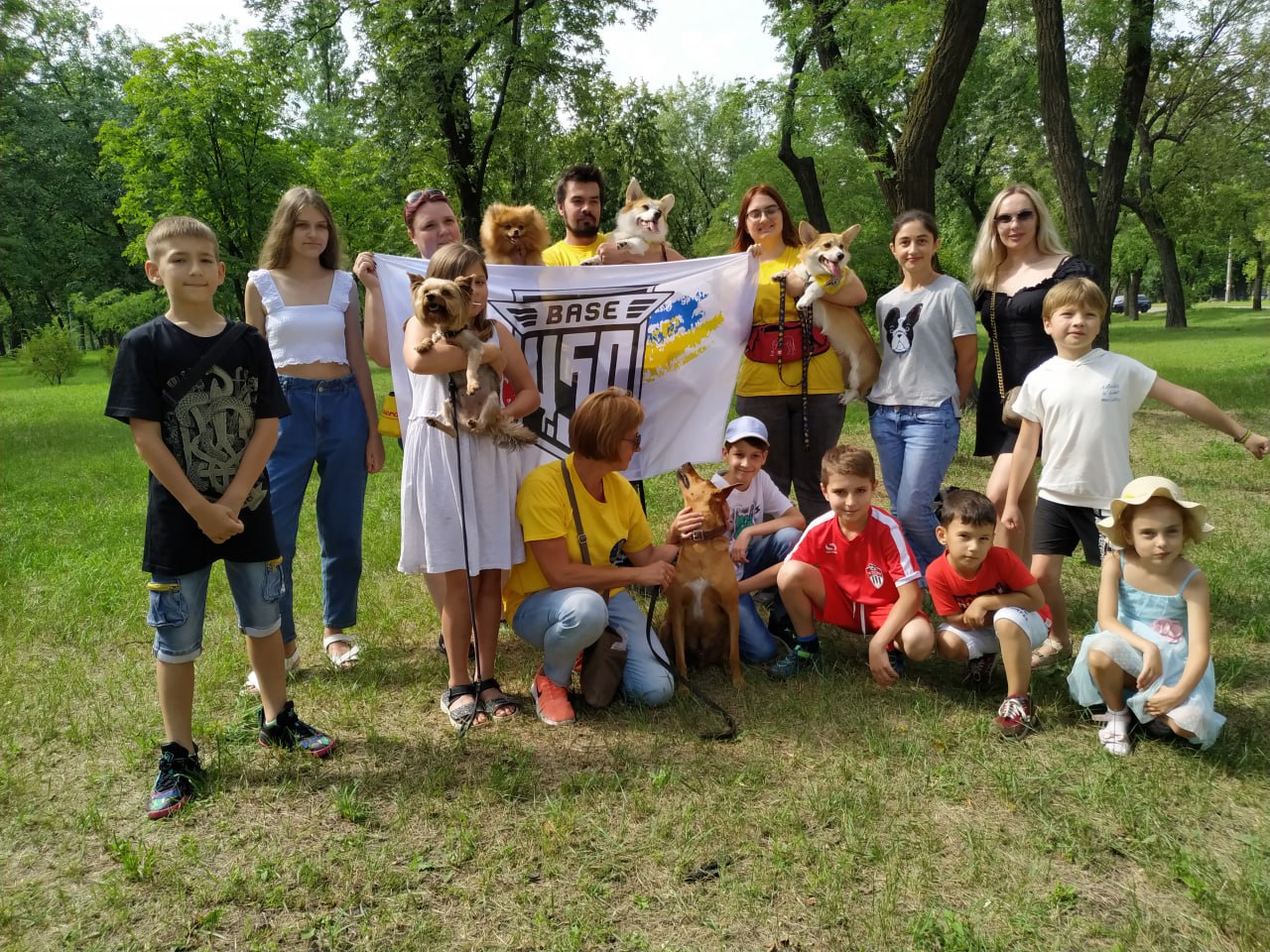 Маленькі маріупольці у Києві займаються психологічною реабілітацією з чотирилапими друзями: фото