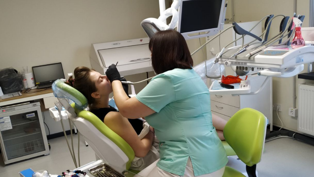 Стоматологи принимают мариупольцев с понедельника по субботу в бытовом центре для переселенцев Киева