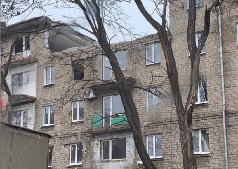 Немає даху, опалення, балкони зрізали: як у окупованому Маріуполі проводять видимість "ремонту" будинків