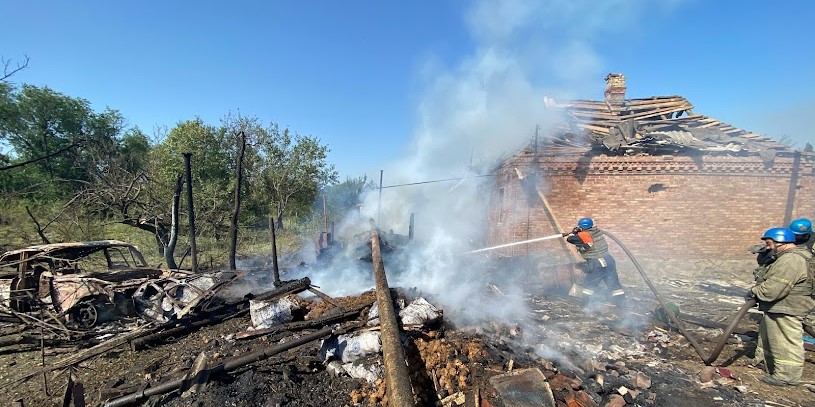 На Донетчине в Нью-Йорке в результате вражеских обстрелов загорелось хозяйственное сооружение