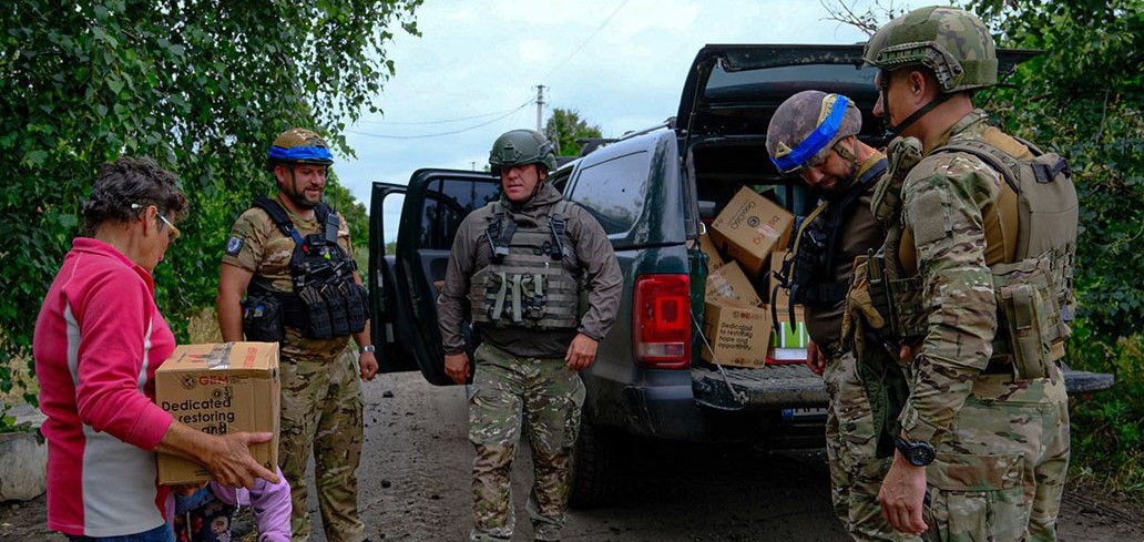 Полицейские привезли гуманитарную помощь в прифронтовую Времовку Донецкой области