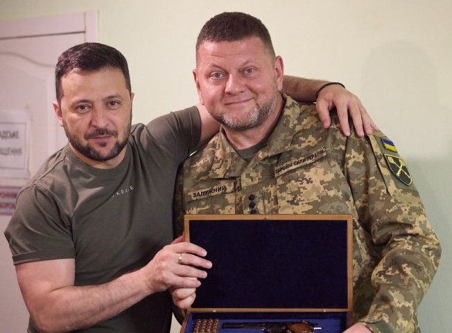 Президент подарил Залужному именное огнестрельное оружие, а Сырскому — картину