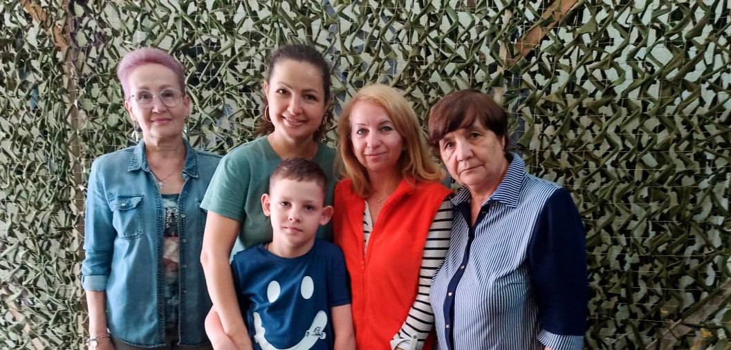 В українських містах маріупольці плетуть маскувальні сітки для ЗСУ
