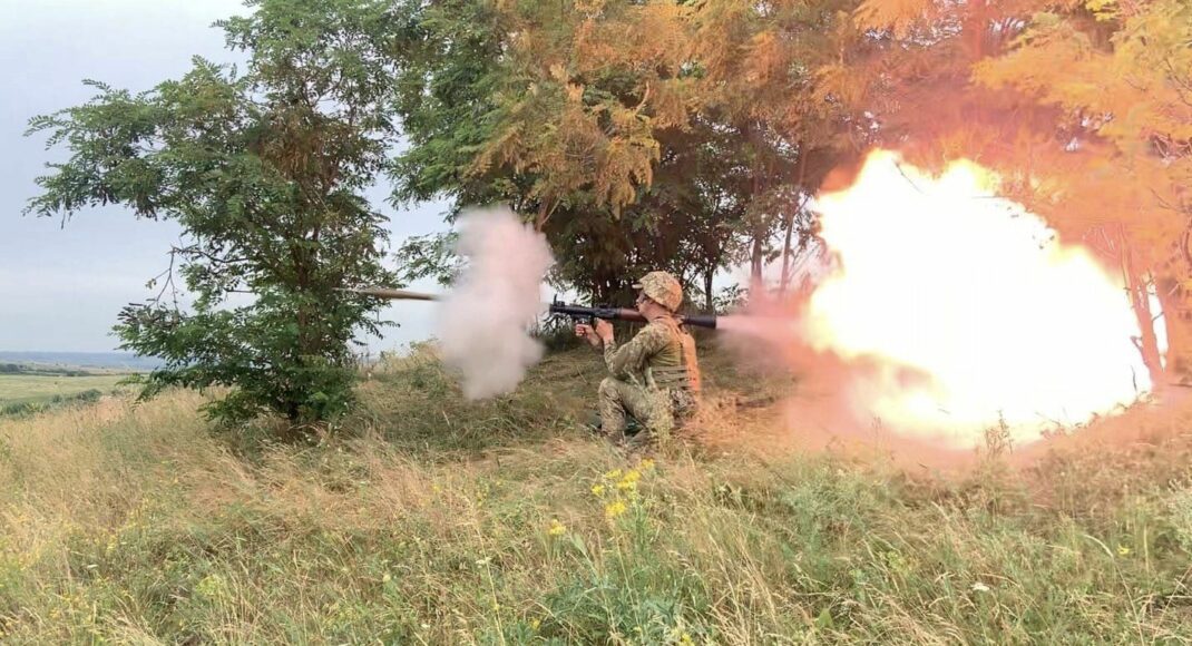 Ворог наступає на 4 напрямках на сході країни, у Генштабі повідомили про важкі бої