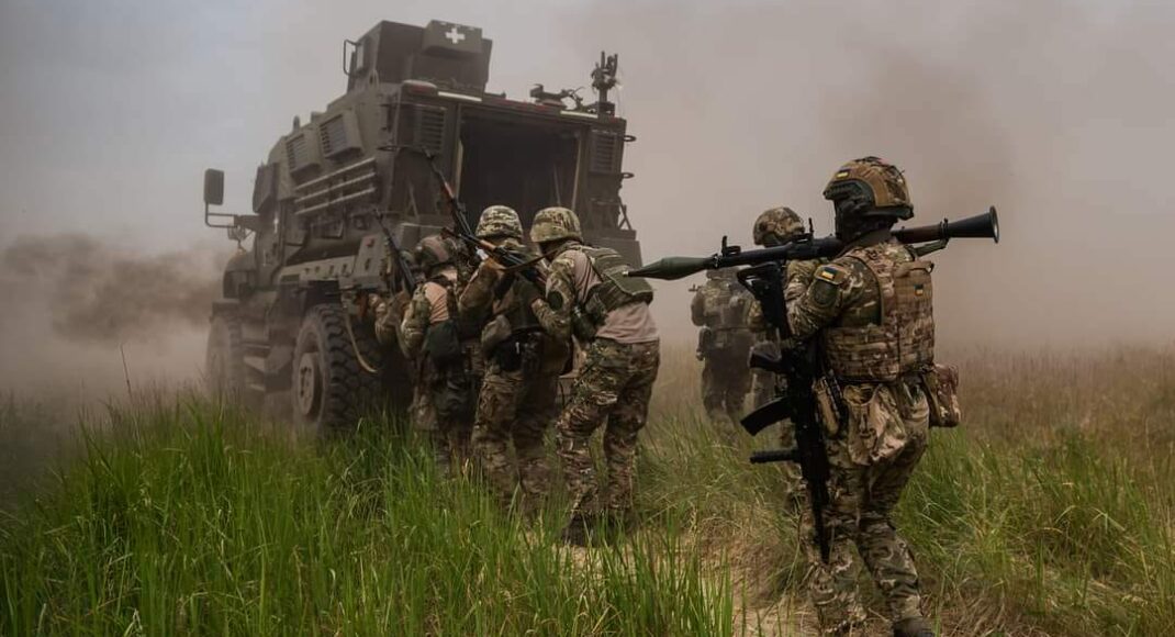 ЗСУ просунулися південним флангом навколо Бахмута, ворог наступає на Лиманському напрямку, — МОУ