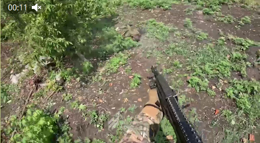 Російський окупант хотів підірвати гранатою себе та українського бійця під час здачі в полон: відео 18+