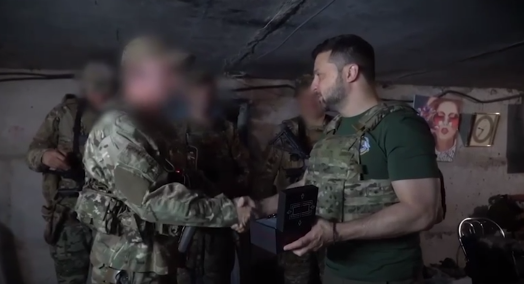Зеленский посетил украинских защитников на Бахмутском направлении: видео